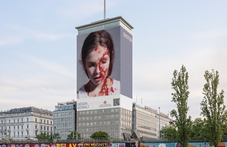Арт опаковането на сградата Рингтурм носи силен апел срещу насилието